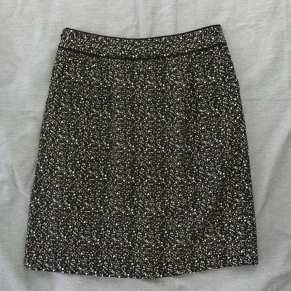 Ann Taylor skirt green, black, white print size 0 - Picture 2 of 4
